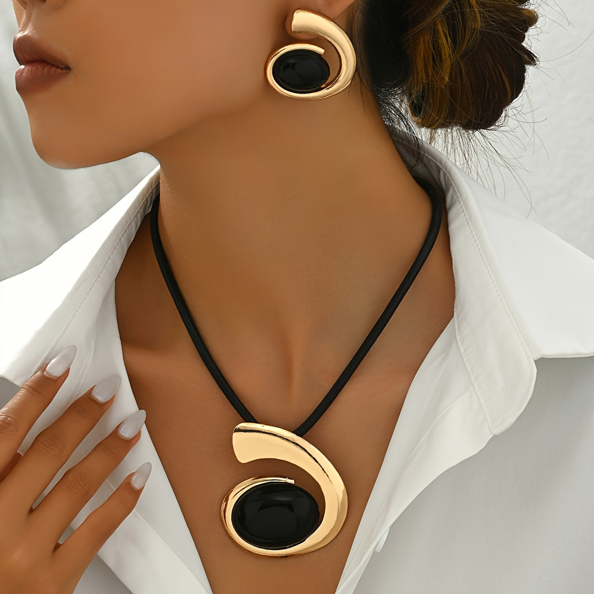 A Pair of Earrings And a Necklace Women'S Jewelry Set Retro Autumn/Winter Creative Exaggerated Geometric Black Pendant Necklace Earrings Set Is Suitable for Everyday All-In-One Party Gifts